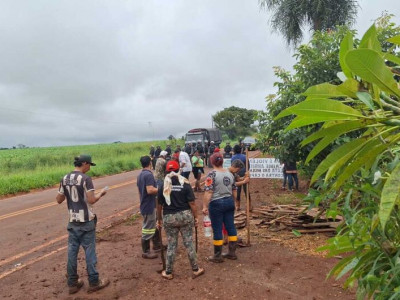 Após presença do Choque e negociações, MST desocupa área em Dourados Após presença do Choque e negociações, MST desocupa área em Dourados
