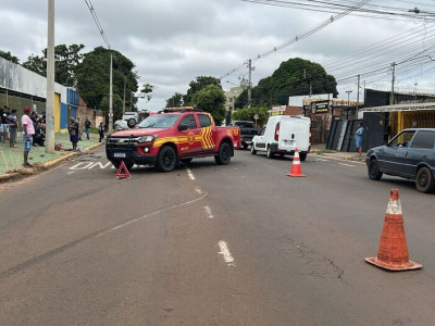 Batida entre carros acaba em capotamento e feridos na Rua Brilhante Batida entre carros acaba em capotamento e feridos na Rua Brilhante