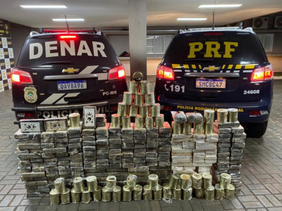 Carreta carregada com quase 300 kg de cocaína é interceptada em Dourados Carreta carregada com quase 300 kg de cocaína é interceptada em Dourados