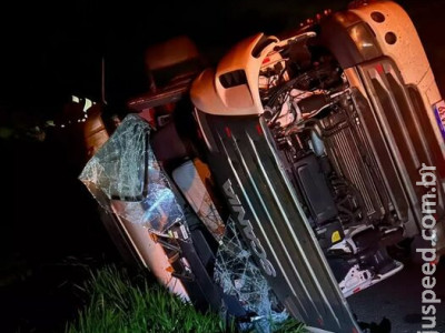 Carreta carregada com soja tomba e deixa motorista ferido na MS-156 Carreta carregada com soja tomba e deixa motorista ferido na MS-156