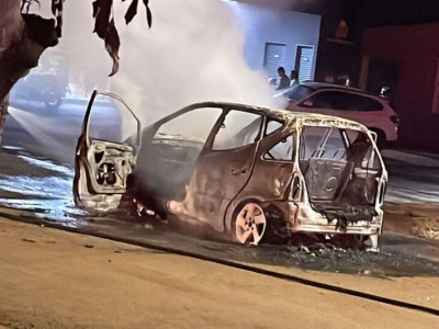 Carro é consumido por incêndio em Dourados e motorista abandona o local Carro é consumido por incêndio em Dourados e motorista abandona o local