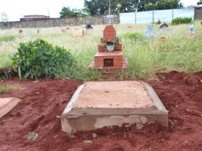 Com pais sob suspeita, bebê é enterrada apenas com despedida da avó Com pais sob suspeita, bebê é enterrada apenas com despedida da avó