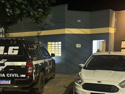 Embriagado, homem invade cena de crime e incita população contra policiais Embriagado, homem invade cena de crime e incita população contra policiais