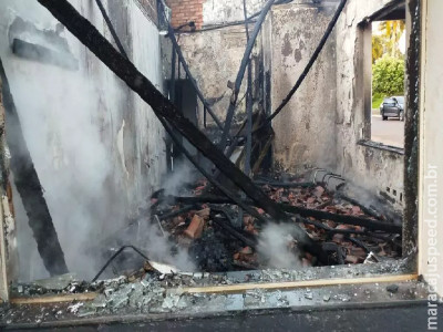 Incêndio de grandes proporções destrói soverteria e fábrica de óculos em Itaporã Incêndio de grandes proporções destrói soverteria e fábrica de óculos em Itaporã