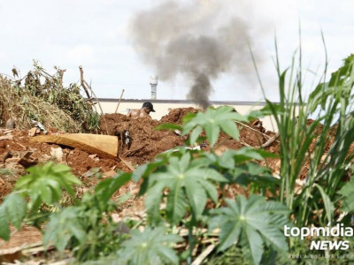 Jovem é esfaqueado durante tentativa de assalto no lixão de Campo Grande Jovem é esfaqueado durante tentativa de assalto no lixão de Campo Grande