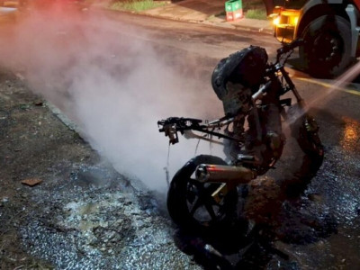 Marido é suspeito de incendiar a moto da própria esposa em Caarapó Marido é suspeito de incendiar a moto da própria esposa em Caarapó