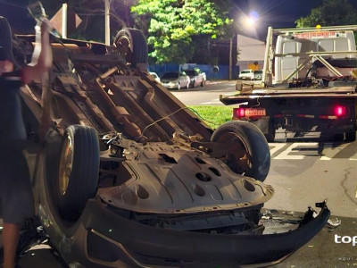 Motorista capota carro e atinge veículos estacionados em Campo Grande Motorista capota carro e atinge veículos estacionados em Campo Grande