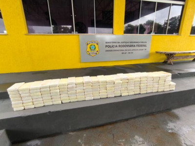 Motorista de caminhonete é preso transportando 161 quilos de cocaína Motorista de caminhonete é preso transportando 161 quilos de cocaína
