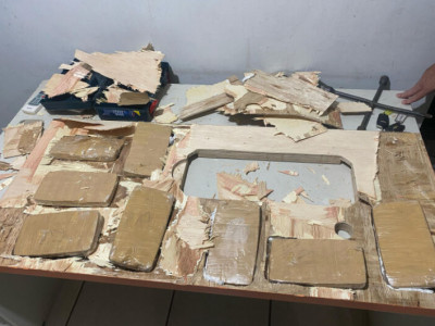 Mulher é presa transportando cocaína em base de uma máquina de costura Mulher é presa transportando cocaína em base de uma máquina de costura