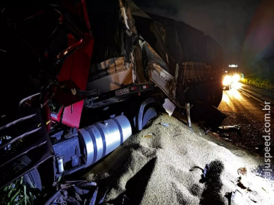 Tentativa de ultrapassagem acaba em acidente com duas carretas na MS-276 Tentativa de ultrapassagem acaba em acidente com duas carretas na MS-276