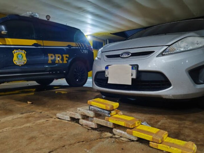 Traficante é flagrado transportando cocaína em compartimento de veículo Traficante é flagrado transportando cocaína em compartimento de veículo