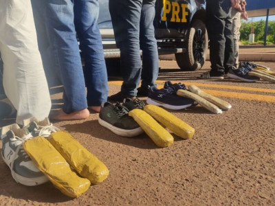 Cinco pessoas são presas utilizando calçados com Cinco pessoas são presas utilizando calçados com