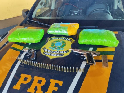 Drogas, armas e munições são apreendidas durante fiscalização na BR-158 Drogas, armas e munições são apreendidas durante fiscalização na BR-158