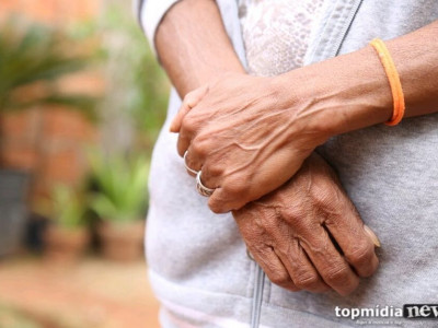 Idosa é agredida com pedaço de madeira pela vizinha em Campo Grande Idosa é agredida com pedaço de madeira pela vizinha em Campo Grande