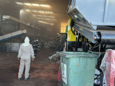 Incêndio em empresa de reciclados assusta moradores do Jardim Panorama Incêndio em empresa de reciclados assusta moradores do Jardim Panorama