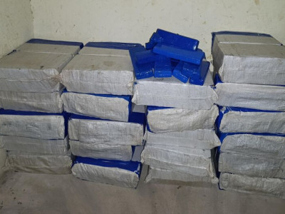 Polícia apreende quase 1 tonelada de drogas em residência utilizada por traficantes Polícia apreende quase 1 tonelada de drogas em residência utilizada por traficantes