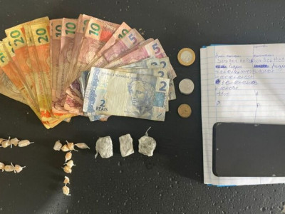 Polícia desmantela ponto de tráfico e apreende adolescentes com drogas Polícia desmantela ponto de tráfico e apreende adolescentes com drogas