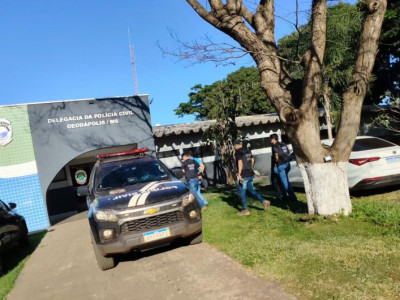 Polícia prende dois por tráfico de drogas e apreende cocaína e skunk Polícia prende dois por tráfico de drogas e apreende cocaína e skunk