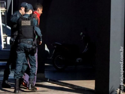 Após romper tornozeleira, homem invade casa, esfaqueia e tenta estuprar mulher Após romper tornozeleira, homem invade casa, esfaqueia e tenta estuprar mulher