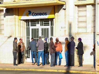 Beneficiários do INSS madrugam atrás de atendimento para receber ressarcimento Beneficiários do INSS madrugam atrás de atendimento para receber ressarcimento
