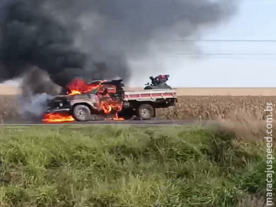 Caminhonete tem pane mecânica ou elétrica que ocasiona incêndio destruindo veículo Caminhonete tem pane mecânica ou elétrica que ocasiona incêndio destruindo veículo