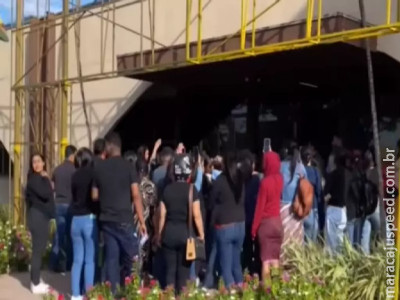 Profissionais da educação protestam contra demissões em Sidrolândia Profissionais da educação protestam contra demissões em Sidrolândia