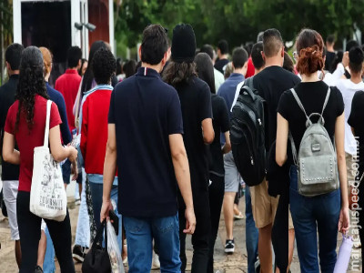Renda baixa e racismo impedem conclusão do ensino básico, diz pesquisa Renda baixa e racismo impedem conclusão do ensino básico, diz pesquisa
