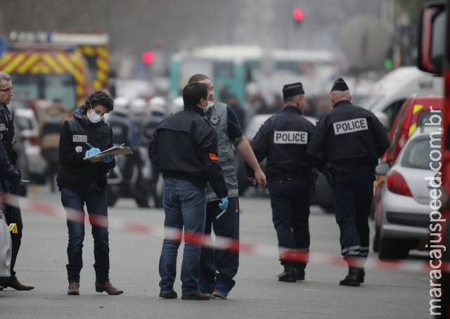Suspeito de envolvimento no ataque em Paris se entrega à polícia