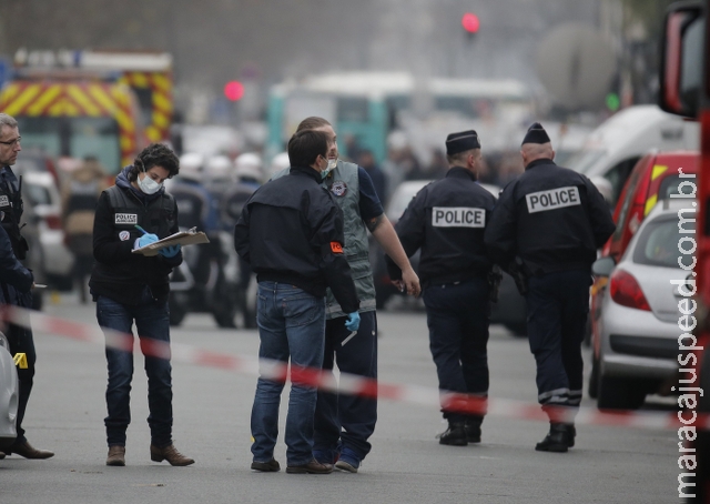 Suspeito de envolvimento no ataque em Paris se entrega à polícia Suspeito de envolvimento no ataque em Paris se entrega à polícia