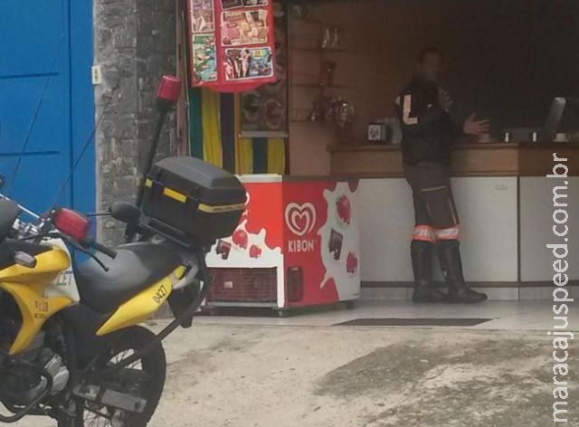 Motorista diz que foi multada por fotografar agente da CET Motorista diz que foi multada por fotografar agente da CET