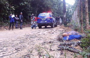 Marido e esposa são achados mortos com marcas de tiros em ramal da rodovia AM-010 Marido e esposa são achados mortos com marcas de tiros em ramal da rodovia AM-010