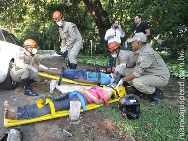 Audi sai da pista para não atropelar casal que caiu ao bater moto em carro Audi sai da pista para não atropelar casal que caiu ao bater moto em carro