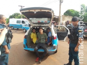 Radiopatrulha prende 3 douradenses com veículo furtado de comerciante na BR-463 Radiopatrulha prende 3 douradenses com veículo furtado de comerciante na BR-463