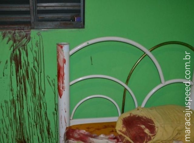 Adolescente suspeito de estupro é morto em casa com vários golpes de faca em MS Adolescente suspeito de estupro é morto em casa com vários golpes de faca em MS