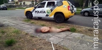 Homem é preso pela PM após se exercitar pelado no meio da rua Homem é preso pela PM após se exercitar pelado no meio da rua
