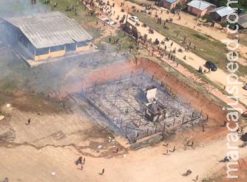 Revoltados, moradores incendeiam casas de prefeito Revoltados, moradores incendeiam casas de prefeito