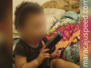 Casal é processado após vídeo com bebê colocando arma na boca