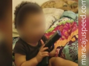 Casal é processado após vídeo com bebê colocando arma na boca Casal é processado após vídeo com bebê colocando arma na boca
