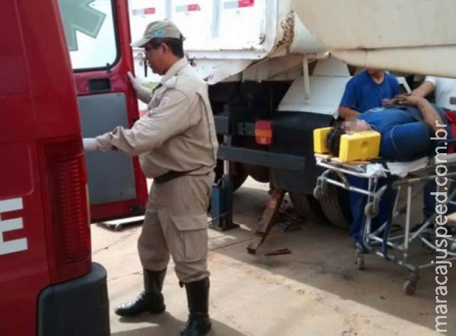 Mecânico fica ferido depois de ficar preso entre para-lama e roda de caminhão Mecânico fica ferido depois de ficar preso entre para-lama e roda de caminhão