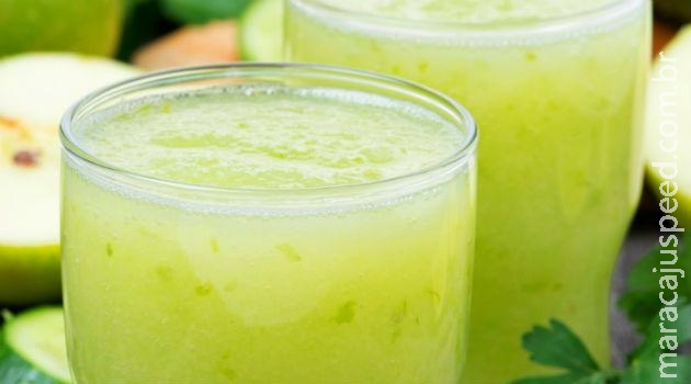 Suco detox de limão leva menta, gengibre e chá verde, que além de emagrecer ataca a celulite