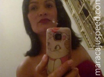 Mulher de 28 anos é encontrada morta com faca de açougueiro cravada no tórax Mulher de 28 anos é encontrada morta com faca de açougueiro cravada no tórax