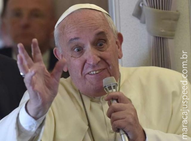 Papa pede que celulares não atrapalhem conversas em família