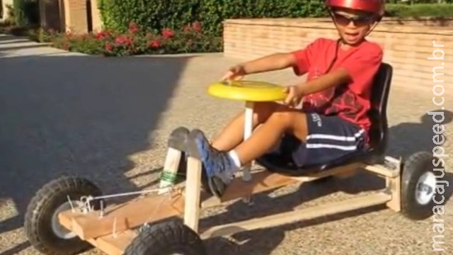 Pai cria carro de madeira movido a furadeira para o filho Pai cria carro de madeira movido a furadeira para o filho