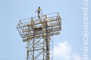 Interditado, estádio no MS vira chamariz de suicidas e preocupa administrador Interditado, estádio no MS vira chamariz de suicidas e preocupa administrador