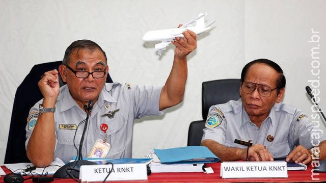 Avião da AirAsia caiu no mar de Java em 3 minutos Avião da AirAsia caiu no mar de Java em 3 minutos