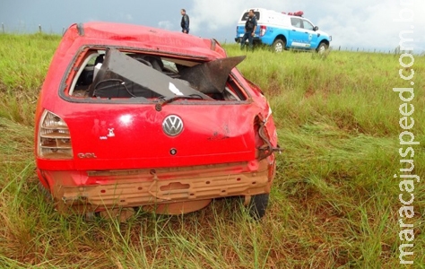 Carro capota na MS-289 após condutor se assustar com fumaça Carro capota na MS-289 após condutor se assustar com fumaça