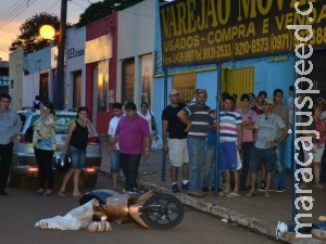 Homem é assassinado com 16 tiros e pedestre leva bala perdida Homem é assassinado com 16 tiros e pedestre leva bala perdida
