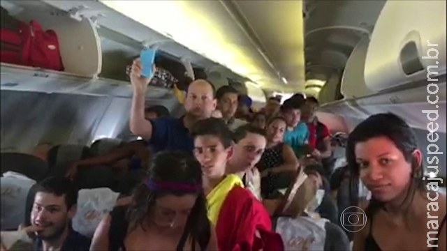 Imagens mostram passageiros em voo da Gol sofrendo com calor Imagens mostram passageiros em voo da Gol sofrendo com calor