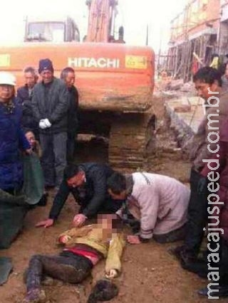 Chinesa é morta por escavadeira após briga com o operador Chinesa é morta por escavadeira após briga com o operador