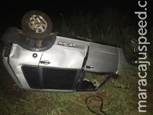 Veículo capota depois de passar em buraco na BR-262 e fere família Veículo capota depois de passar em buraco na BR-262 e fere família
